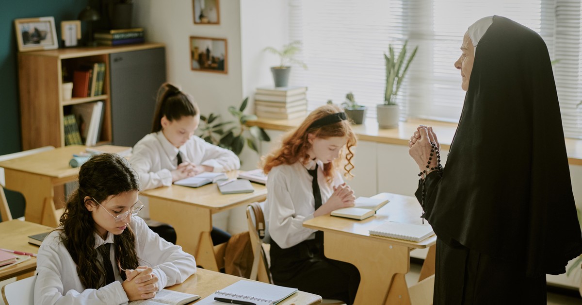 Religia obowiązkowa dla każdego ucznia, powrót średniej oceny z religii, nadzór biskupi nad lekcjami oraz krzyż w każdej sali. Podstawa programowa opracowana i zatwierdzona przez władze Kościoła. Czy zmiany wejdą w życie?