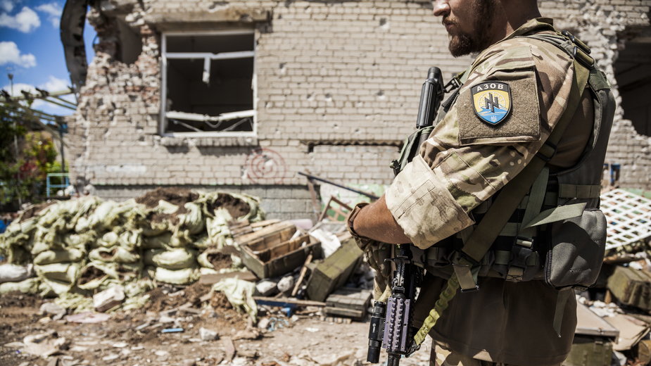 Żołnierz pułku Azow na froncie we wschodniej Ukrainie, lipiec 2022 r.