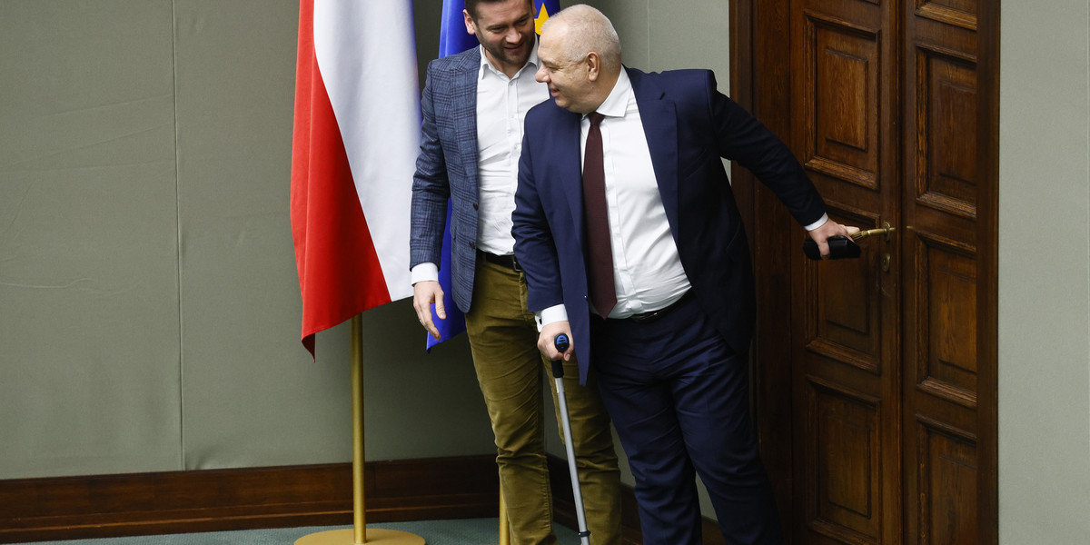 Minister sportu Kamil Bortniczuk (na zdj. z lewej) informuje, że zakaz na energetyki pod obrady Sejmu wejdzie już wkrótce