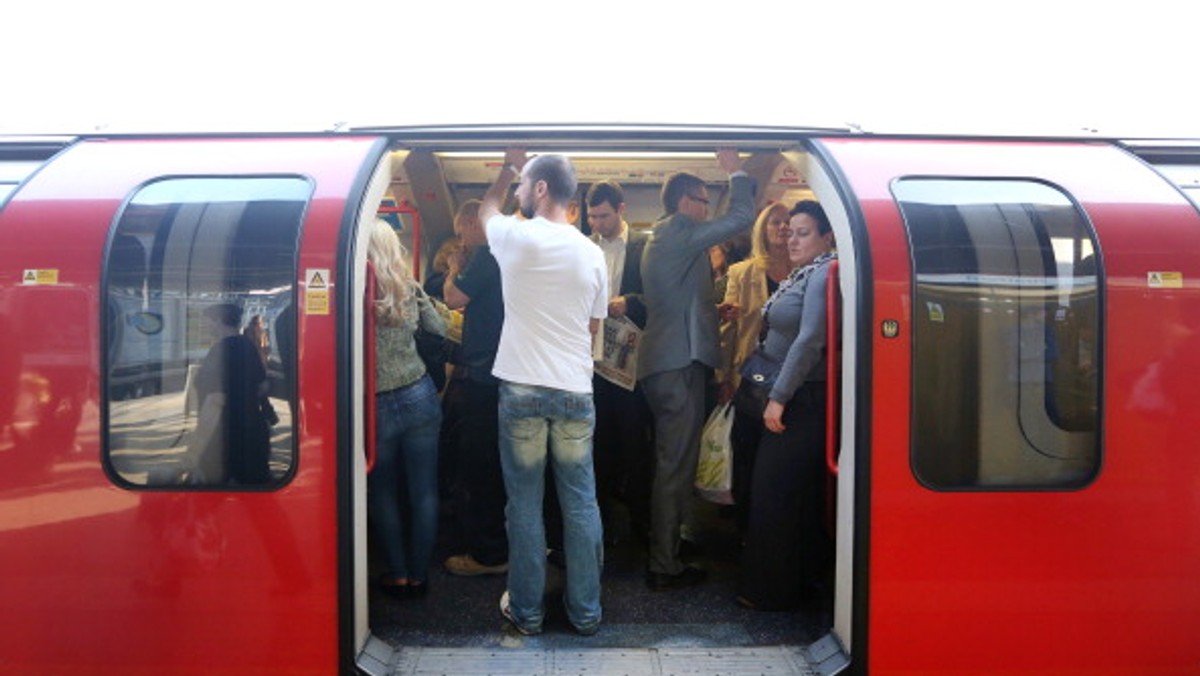 "Londynek.net": - Powietrze w podziemnych stacjach metra w Londynie może być szkodliwe dla zdrowia ludzkiego, bo zawiera kurz z cząsteczkami metali - twierdzą naukowcy z uniwersytetu w Southampton.