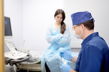 Az orvos elmondja, milyen esetben javasolt az emlő aspirációs citológia