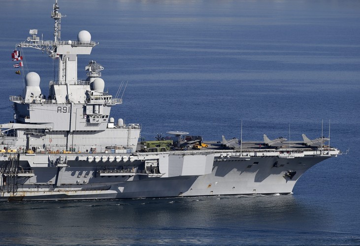 Okręt uzbrojony jest w cztery 8-prowadnicowe wyrzutnie pocisków przeciwlotniczych Aster 15 (typu EUROSAAM), dwie 6-prowadnicowe wyrzutnie Matra Sadral pocisków przeciwlotniczych typu Mistral oraz 8 dział Giat 20F2 kal. 20 mm.

<br><br>  fot. EPA/SEBASTIEN NOGIER Dostawca: PAP/EPA.