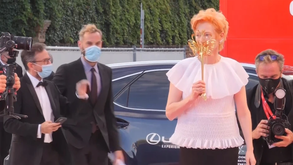 Glumica Tilda Svinton drži karnevalsku masku dok pozira fotografima po dolasku na ceremoniju otvaranja 77. izdanja Venecijanskog filmskog festivala