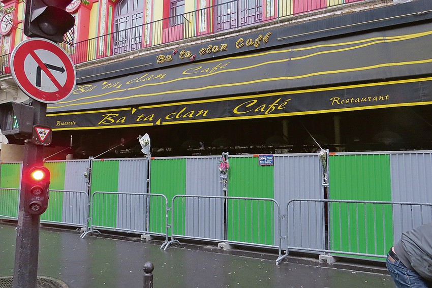 Ispred "Bataklana" danas