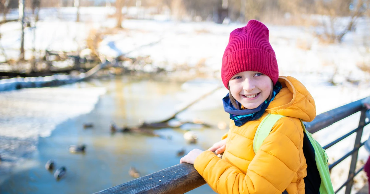 Pochmurny i mglisty wtorek. Uczniowie, przygotujcie się na niskie temperatury i niebezpieczne warunki na drodze! Jak powinniśmy się ubrać 2 grudnia?