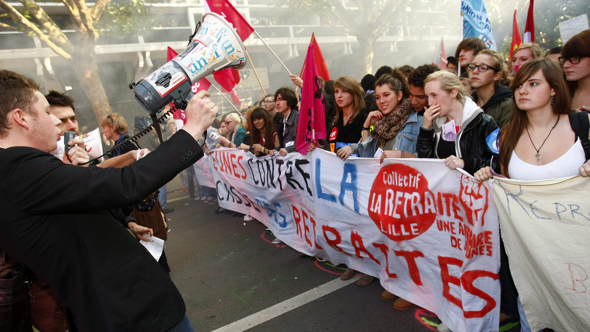Trwające już trzeci dzień we Francji strajki, skierowane przeciw rządowym planom reformy systemu emerytalnego, dezorganizowały w czwartek komunikację kolejową i nasiliły obawy przed możliwą redukcją zaopatrzenia w benzynę.