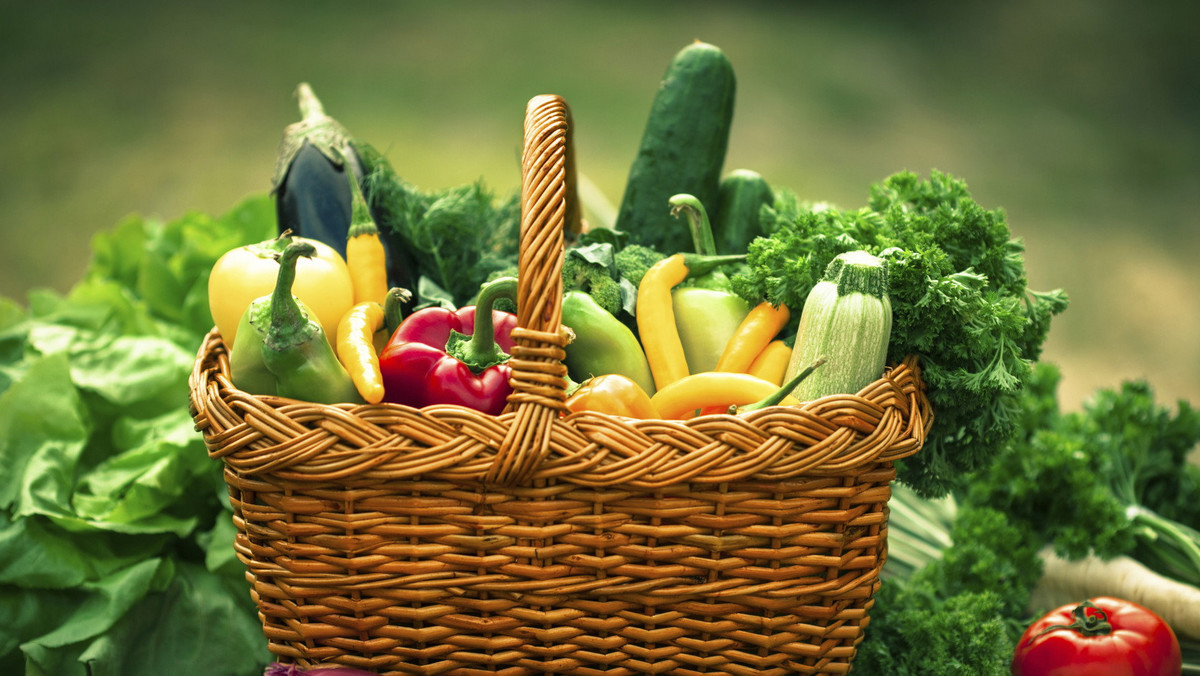 Jeśli chcesz przygotować zdrowy obiad, nie wystarczy, że zaopatrzysz się w warzywa. Liczy się to, jak je przyrządzisz. Najlepsze surowe? Dietetycy obalają mity.