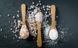 Kamienna, warzona, himalajska, hawajska - jaka sól jest najzdrowsza?