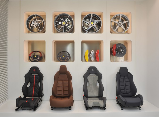 Salon kultowych włoskich samochodów Ferrari już został otwarty w dawnym gmachu KC przy ul. Nowy Świat 6/12 w Warszawie.