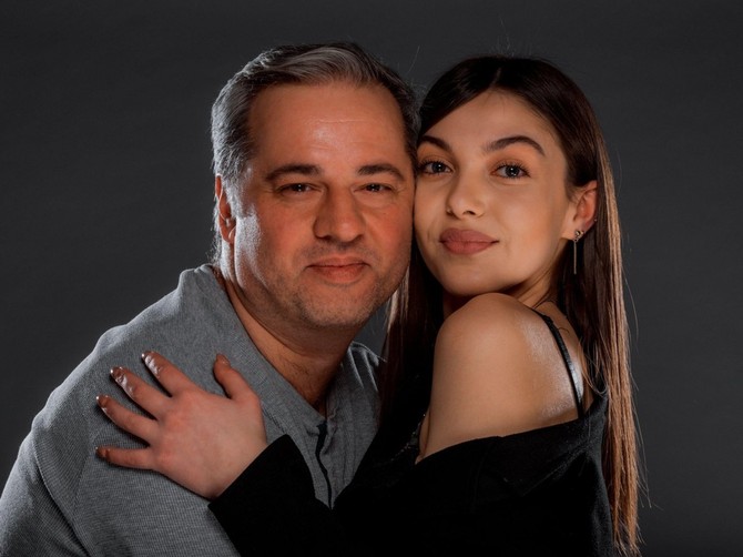 Drugarica je sa 14 godina ušla u vezu sa značajno starijim likom: Zašto je kod nas to normalno?