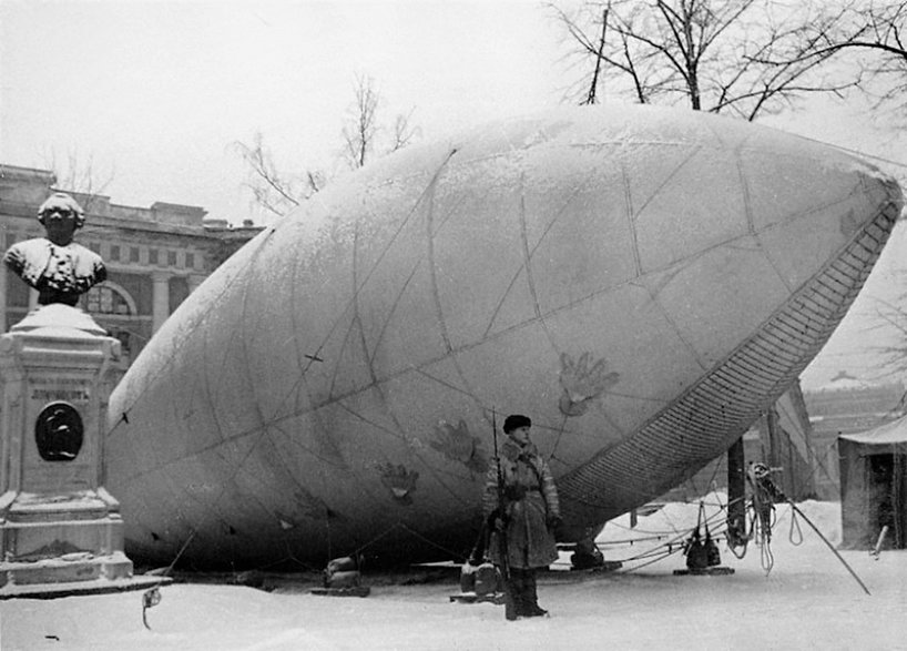 Sierżant Tiapoczkin na warcie przy balonie obserwacyjnym, pl. Czernyszowski w Leningradzie (1942, domena publiczna)