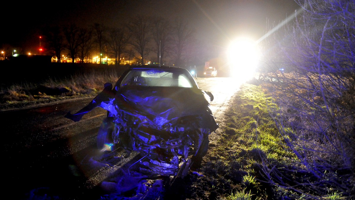 W sobotę około godz. 19 na ulicy Goleniowskiej w Szczecinie doszło do wypadku. Policjanci chcieli skontrolować kierowcę fiata brava, ten zaczął uciekać. W pewnym momencie fiat zjechał na przeciwległy pas ruchu i zderzył się czołowo z mitsubishi lancerem. Trzy osoby zostały ranne.