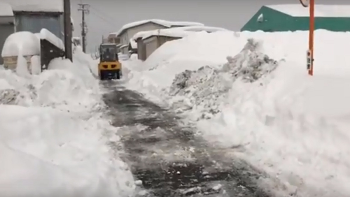 Po gigantycznych opadach śniegu w prefekturach Fukui i Ishikawa na drogach utknęło ponad 1500 aut i zapanował chaos komunikacyjny. Japońska policja informuje o jednej ofierze śmiertelnej, która najprawdopodobniej zatruła się spalinami w korku.