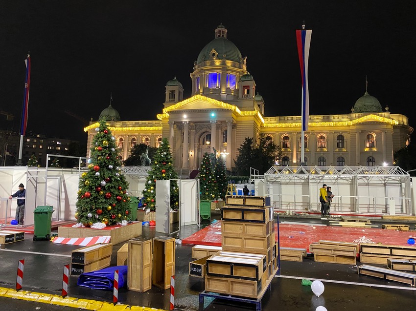 sklanjanje štandova ispred Skupštine