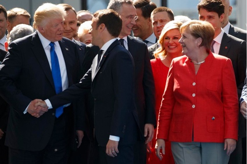 Tramp i Makron i stisak