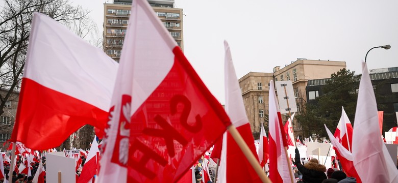 "Protest Wolnych Polaków" przed Sejmem. Okrzyki: Cześć i chwała bohaterom