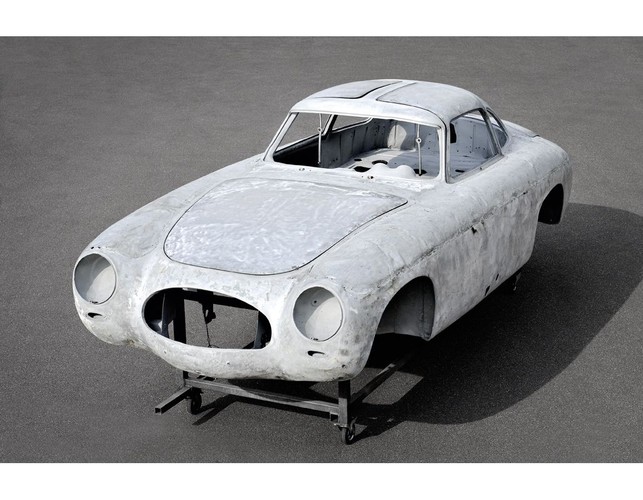 Prezentowany egzemplarz W194 jest jednym z dwóch pojazdów zbudowanych ręcznie w zakładzie Rudolfa Uhlenhauta w Stuttgarcie