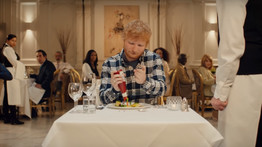 Elképesztő: Ed Sheeran kedvenc ketchup márkájával működött együtt, nem is akárhogyan – videó