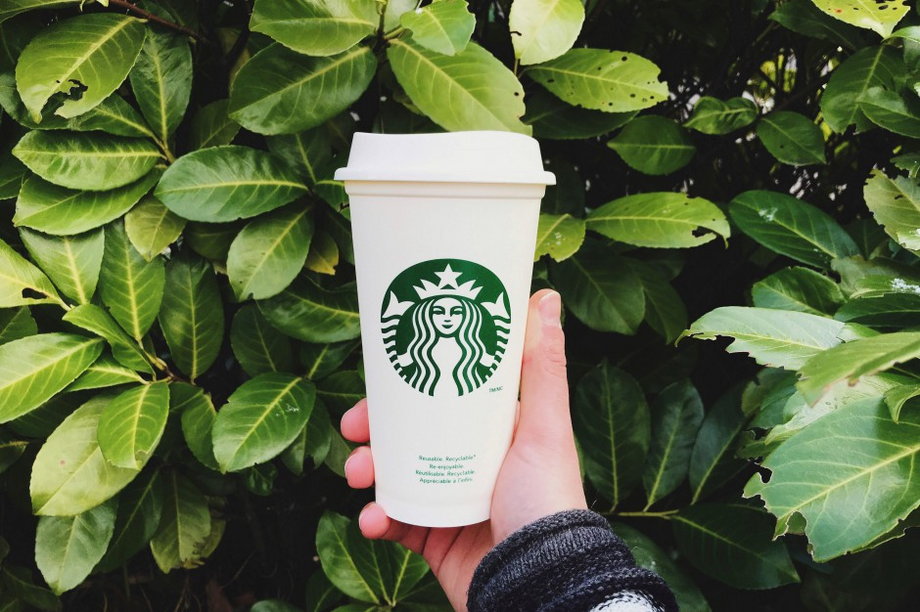 Starbucks zachęca do przychodzenia z własnymi kubkami wielokrotnego użytku. Oferuje wówczas zniżkę