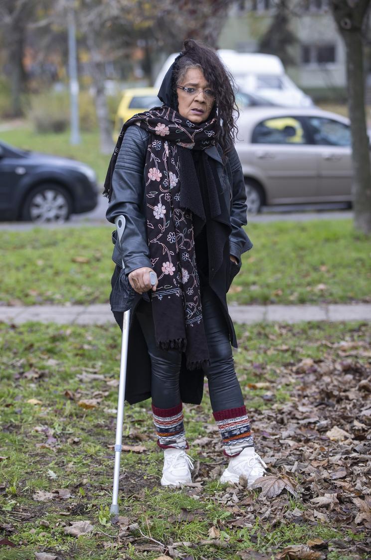 Szentandrássy Hédi csak mankóval tud járni, mert gerincvelő-gyulladása miatt egyik lába lebénult /Fotó: Czerkl Gábor