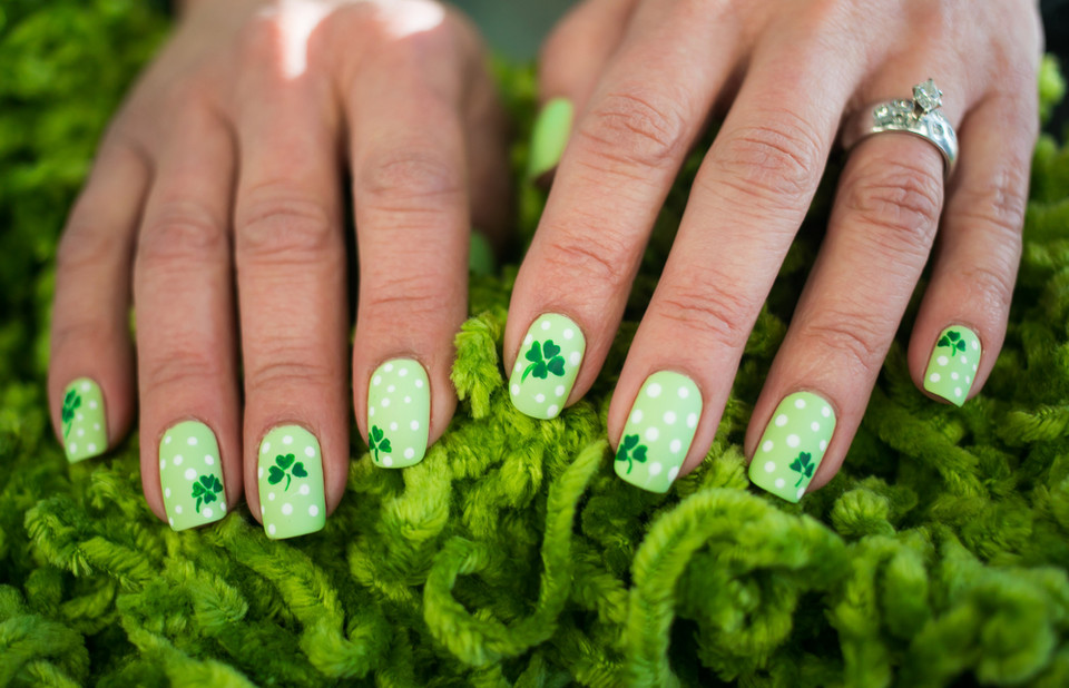 Wielkanocne paznokcie - pomysły i inspiracje na świąteczny manicure