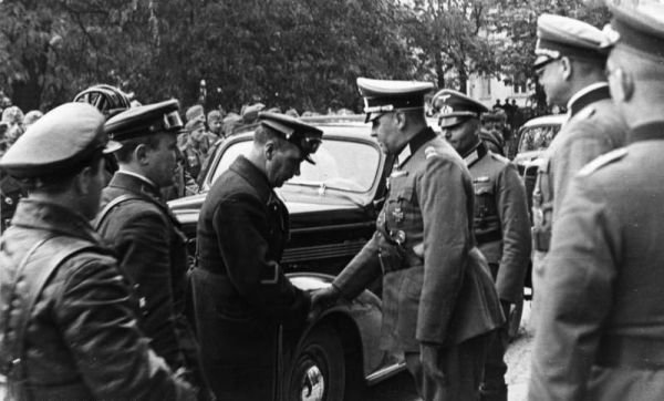 Uścisk niemieckiego i radzieckiego żołnierza, Lublin, jesień 1939 r. (fot. Höllenthal, ze zbiorów Bundesarchiv, Bild 101I-013-0068-33A, opublikowano na licencji Creative Commons Uznanie autorstwa – Na tych samych warunkach 3.0 Niemcy).