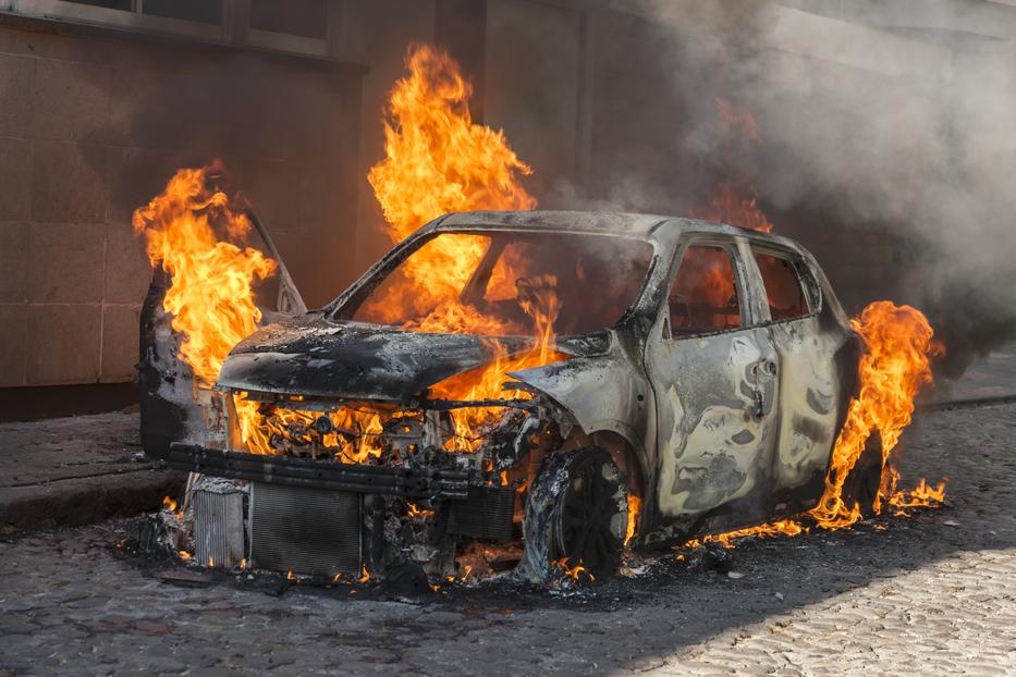 Kigyulladt az autó, amíg az anyuka lopott Fotó: Getty Images