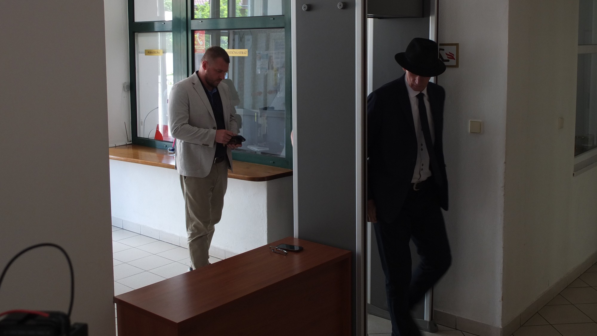 Filip Kuffa a Štefan Kuffa si prichádzajú na súd v Kežmarku vypočuť oslobodzujúci verdikt.