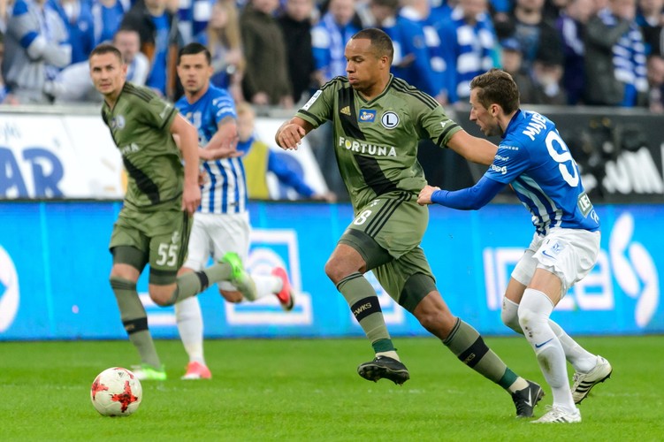 Piłkarz Lecha Poznań Radosław Majewski (P) i Vadis Odjidja-Ofoe (2P) z Legii Warszawa