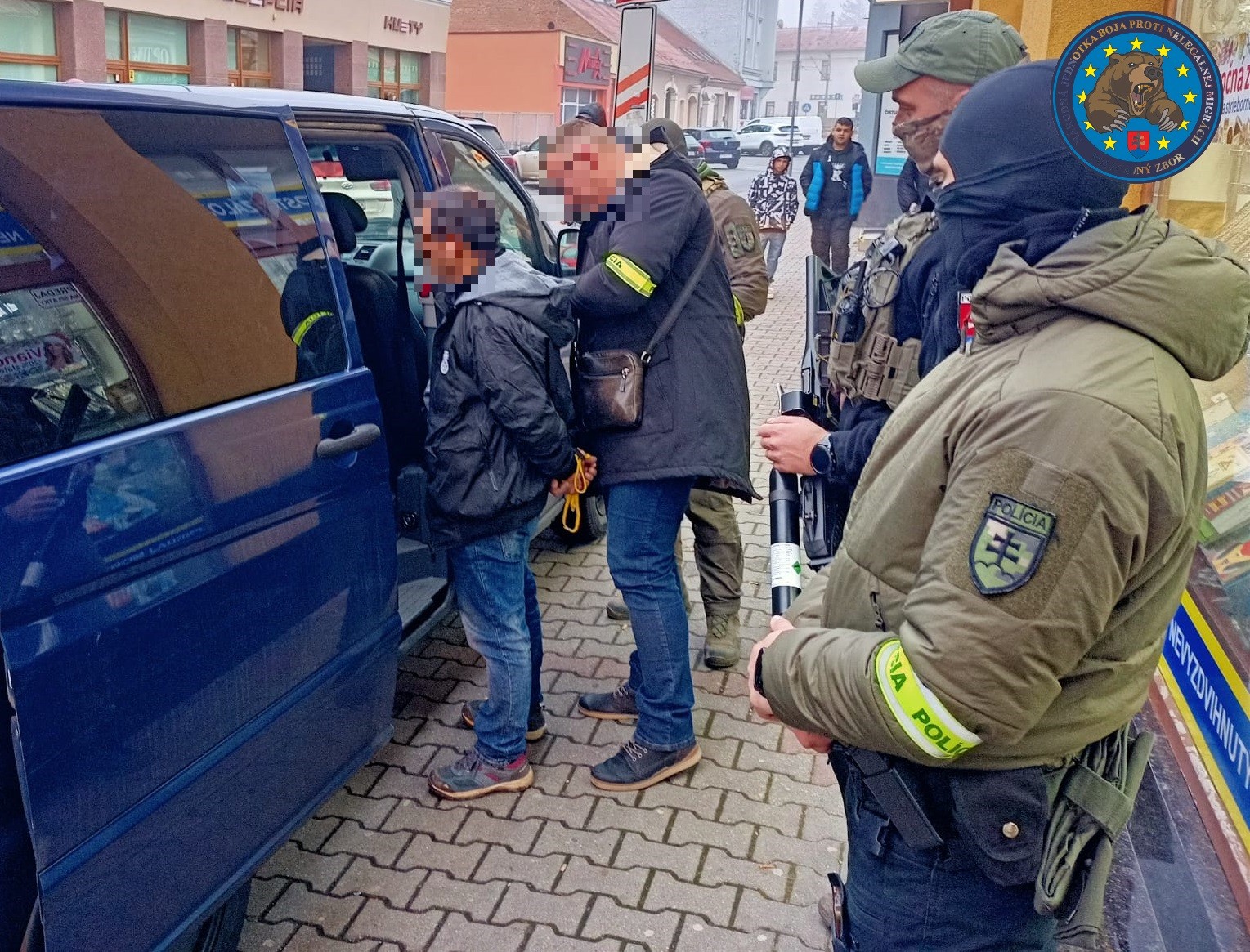 Vyšetrovateľ obvinil muža a ženu zo zločinu obchodovania s ľuďmi.