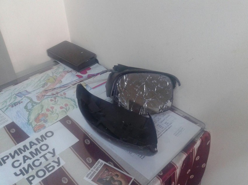 Retrovizor automobila koji je udario u stubiće ostao je u krojačkoj radnji