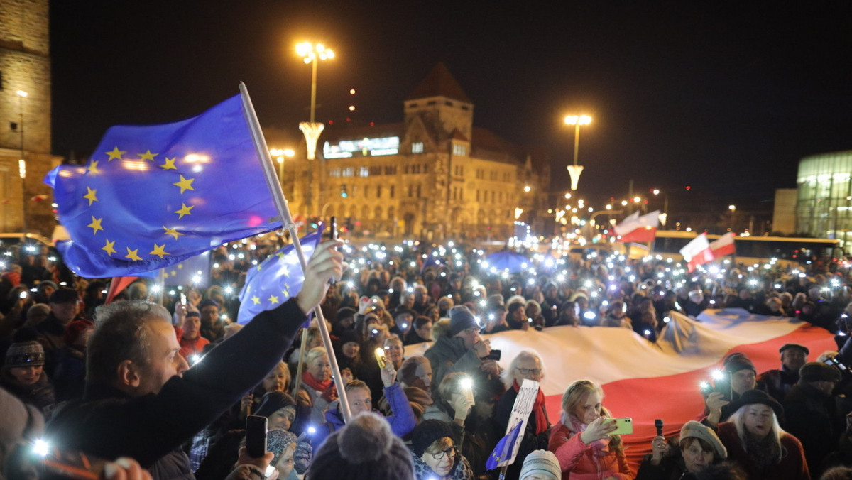 Jeśli Komisja Europejska nie zmieni w odczuwalny sposób kursu wobec Warszawy, państwo prawa w Polsce zostanie ostatecznie zdemontowane – pisze „Sueddeutsche Zeitung”.