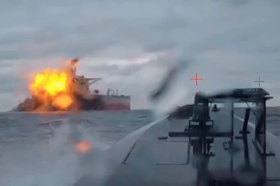 "MRAČNA FLOTA" NOVA META SAD I UKRAJINE 1.000 brodova širom sveta krijumčare naftu pod sankcijama: "Žila kucavica režima Rusije, Irana i Venecuele"