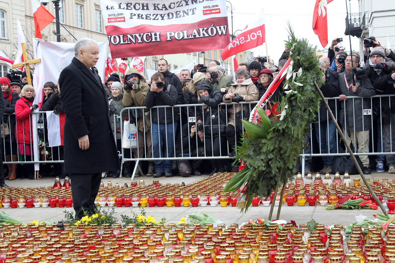 Błaszczak towarzyszył prezesowi PiS Jarosławowi Kaczyńskiemu na Powązkach Wojskowych podczas składania wieńców na grobach ofiar katastrofy.