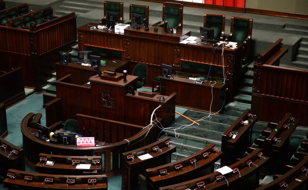 Opozycja nie zyskała na protestach. Poparcie dla PiS rośnie. SONDAŻ