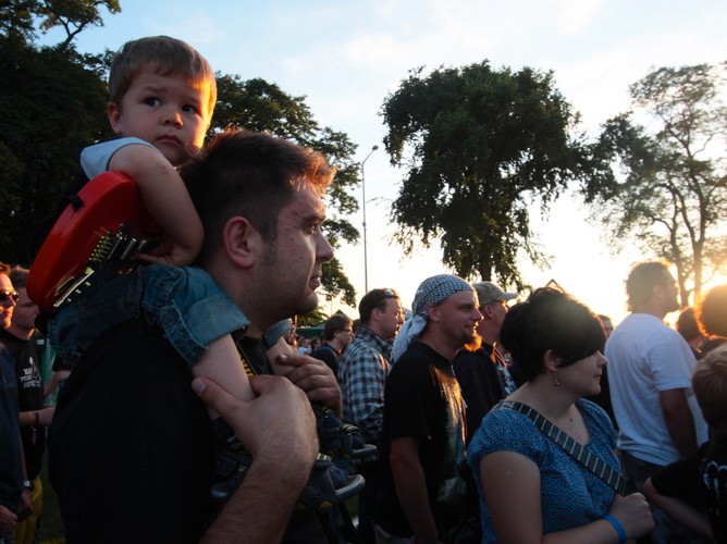 Festiwalowa publiczność podczas koncertu zespołu Acid Drinkers