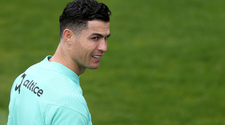 Édesanyja ölelő karjaiban Bella Esmeralda, Cristiano Ronaldo legfiatalabb kislánya / Fotó: Northfoto