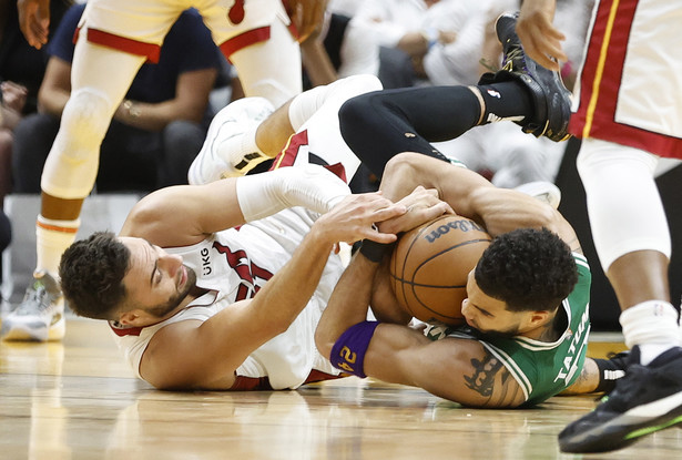 Koszykarz Miami Heat Max Strus (L) i zawodnik Boston Celtics Jayson Tatum (P)