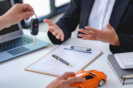 Jak wygląda sprzedaż samochodu przy uwzględnieniu VAT oraz marży? Na to warto zwrócić uwagę