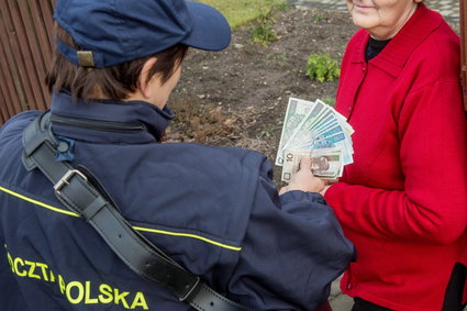 "Trzynastka" trafi na konta i do portfeli w kwietniu, ale na rękę będzie niższa niż emerytura tej samej wysokości