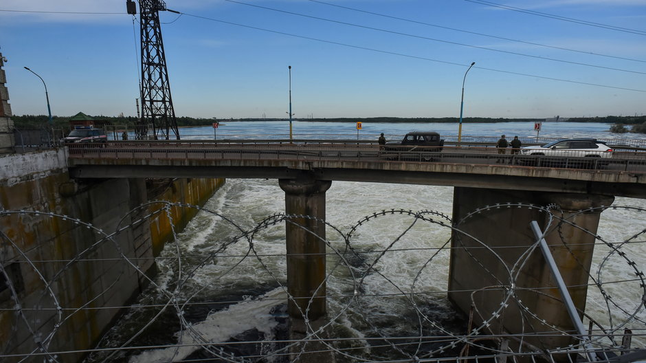 Zdjęcie wykonane 20 maja 2022 r. przedstawia most drogowy przy elektrowni wodnej w Kachowce w obwodzie chersońskim.