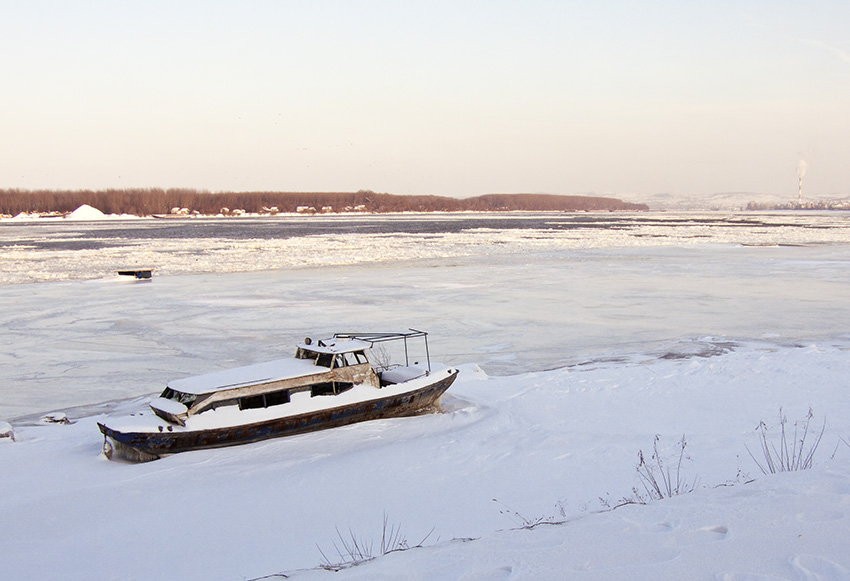 Dunav: "Zaleđeni čamac" (Foto: Radiša Živković)