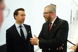 Gorąco w Konfederacji. Braun "nie chce prowokować Rosji", Bosak się nie zgadza