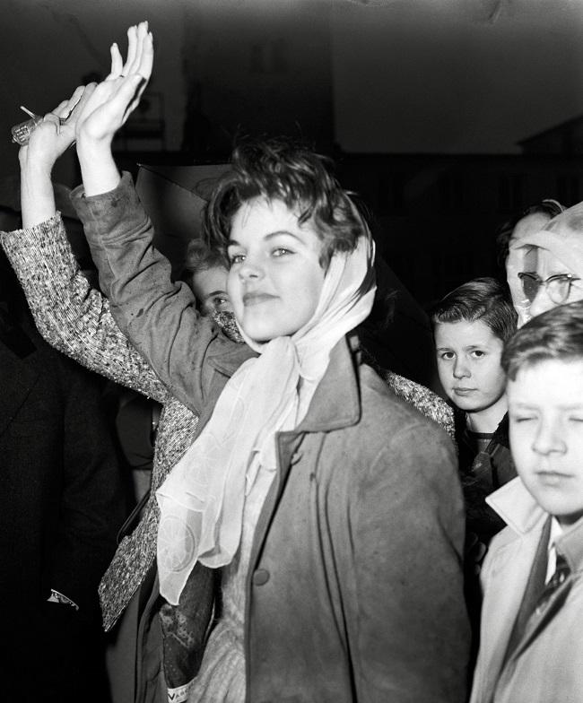 Priscilla Beaulieu macha na pożegnanie, gdy Elvis Presley opuszcza bazę lotniczą Rhein-Main w Niemczech [1960 r.]