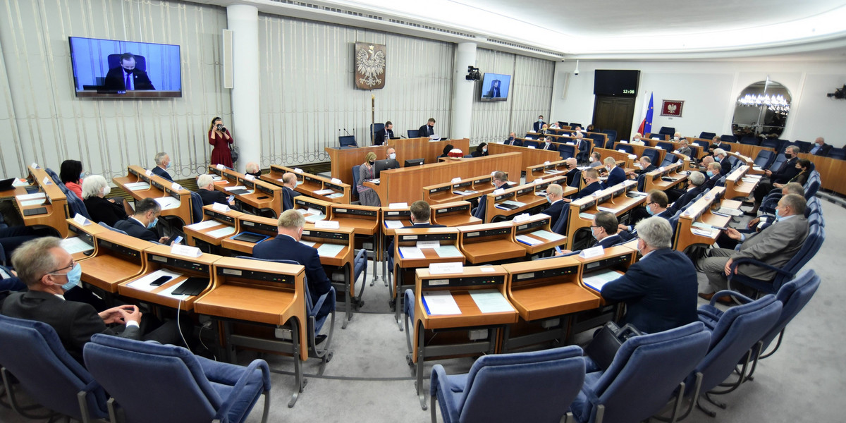 Za pieniądze podatnika grupa senatorów wybrała się latem nad morze, a inna w góry. 