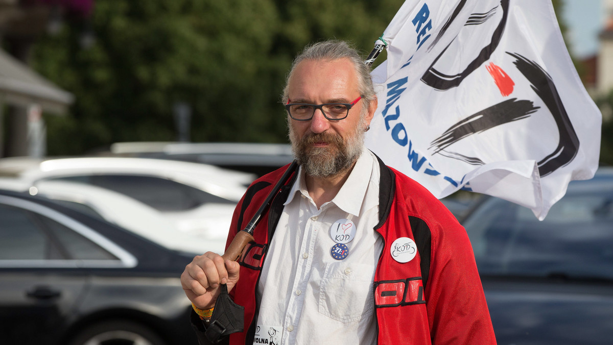 Fakt, że o sformułowaniu aktu oskarżenia dowiedziałem się dzisiaj rano z mediów, chyba jasno dowodzi, że cała "afera" obliczona jest na żywiołową reakcję mediów - ocenił w oświadczeniu zamieszczonym na portalach społecznościowych b. lider KOD Mateusz Kijowski.