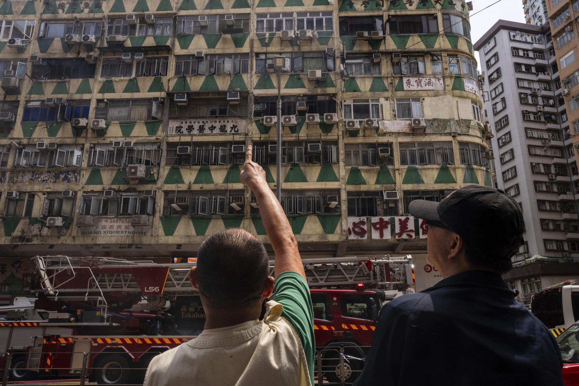 Pri požiari obytnej budovy v Hongkongu zomrelo najmenej päť ľudí.