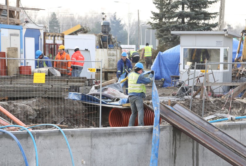 Przejścia dla pieszych już widać, tunel ciągle zasypany