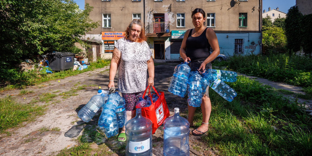 - Nie mamy wody od półtorej tygodnia - mówią lokatorzy z kamienicy przy ul. Okrzei