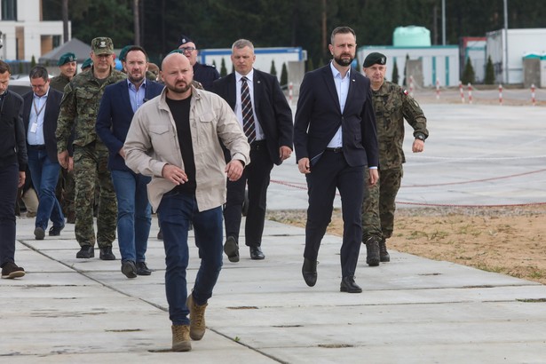 Karakule, 26.09.2024. Wicepremier, szef MON Władysław Kosiniak-Kamysz (2P), dowódca Operacyjny Rodzajów Sił Zbrojnych gen. dyw. Maciej Klisz (P) i wiceminister spraw wewnętrznych i administracji Tomasz Szymański (4L) podczas odprawy kadry i żołnierzy biorących udział w operacji